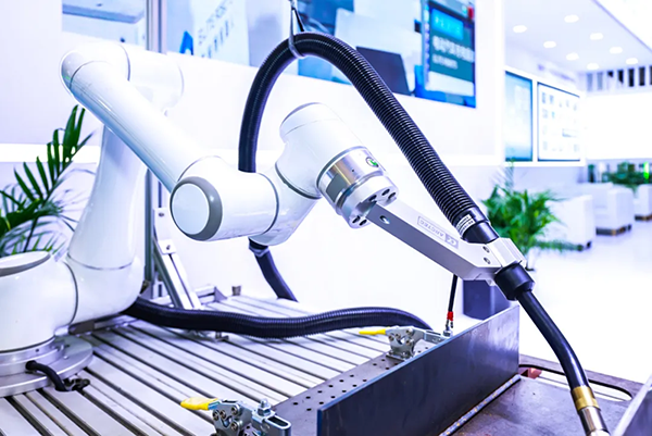 结合艾利特EC66协作机器人，了解工业焊接机器人的需求